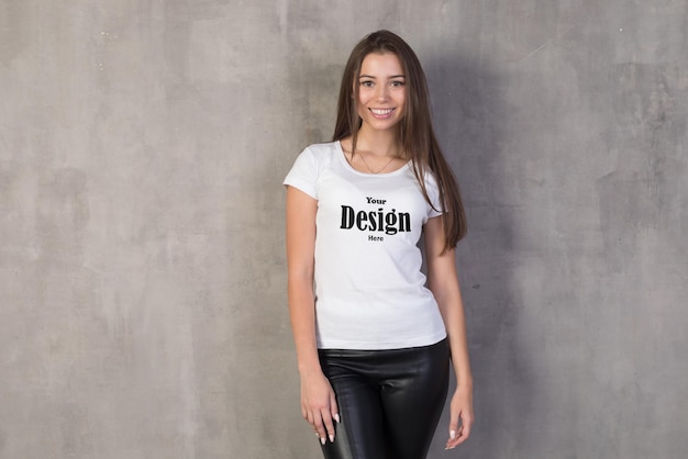 Cambio de color de la camiseta PSD con maqueta de modelo