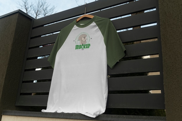 Camicia raglan su appendiabiti in legno