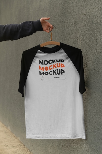 Camicia raglan su appendiabiti in legno