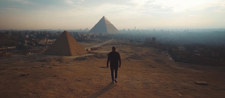 PSD caminhando em direção às pirâmides de giza, no egito