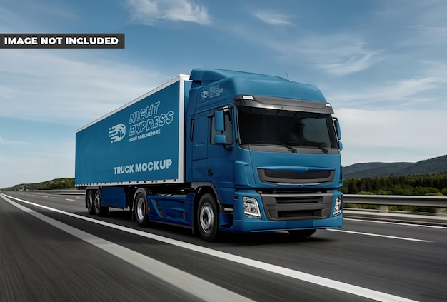 Un camion bleu sur l'autoroute