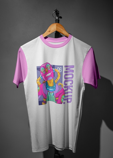 Una camiseta genial en una maqueta de colgante