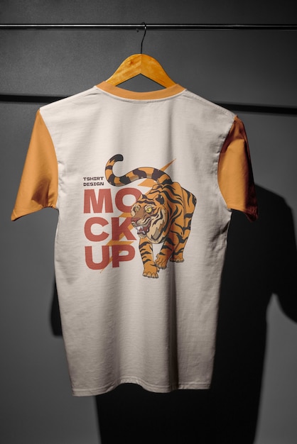 Camiseta genial en maqueta de percha