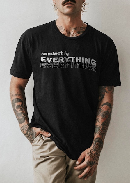 Camiseta preta masculina psd em modelo tatuado