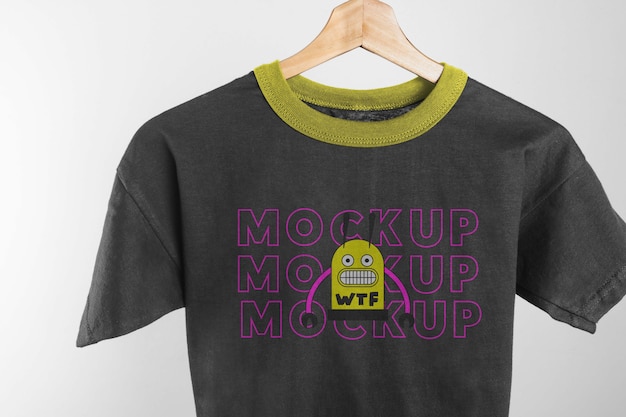 Camiseta preta na cena mínima do cabide
