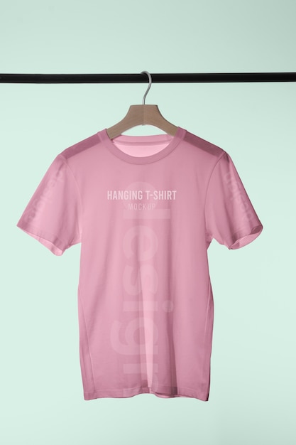 Camiseta simulada colgada en una percha de madera