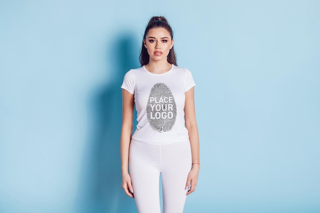 Camiseta simulando