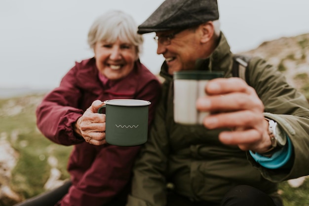 Camping-Kaffeetasse-Mockup für ein Seniorenpaar