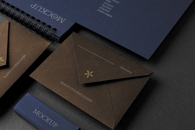 Cancelleria di carta elegante e scura