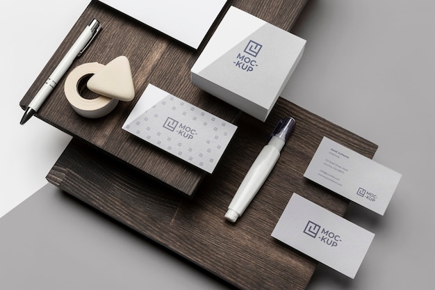 Cancelleria mock-up sulla composizione in legno