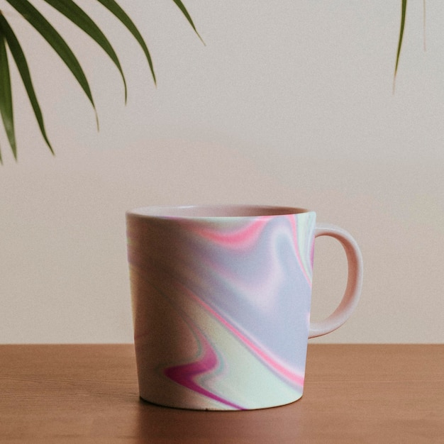 Caneca com padrão de arte fluida em tons pastel