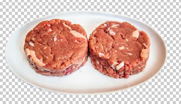 Carne de vaca picada crua para hambúrgueres num prato branco isolado sobre um fundo transparente