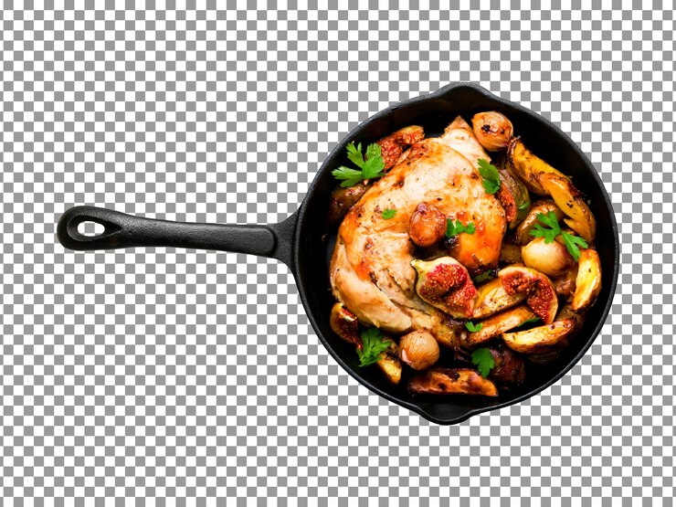 PSD carne de pollo asada con tomates en sartén aislado sobre fondo transparente