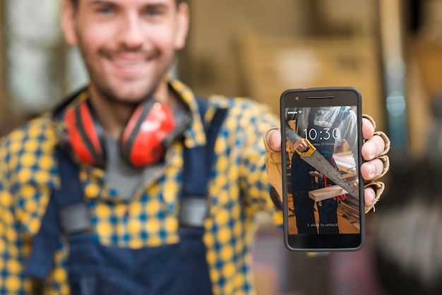 Carpinteiro segurando maquete de smartphone