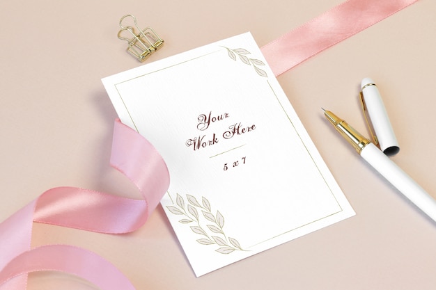 Carta di invito mockup con nastro rosa e penna