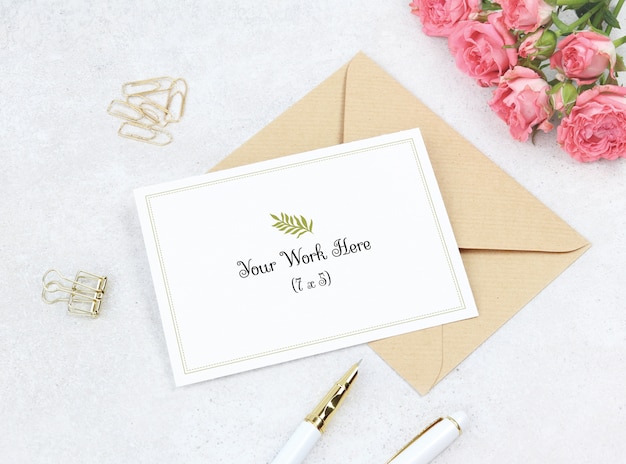 Carta di invito mockup con rose bouquet