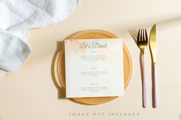 Carta mockup invito a nozze su un piatto