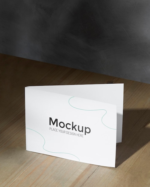 Carta mockup sul tavolo con le ombre