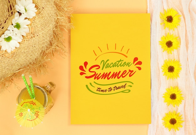 Carta simulada de verano con sombrero de paja y jugo de naranja.