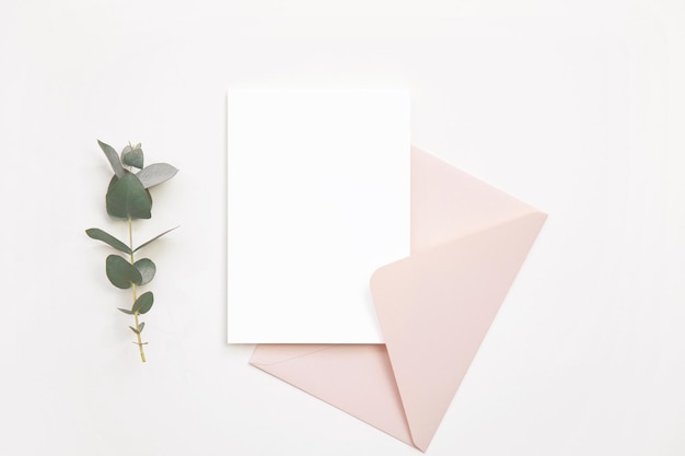 Cartão de convite branco 5x7 com envelope rosa
