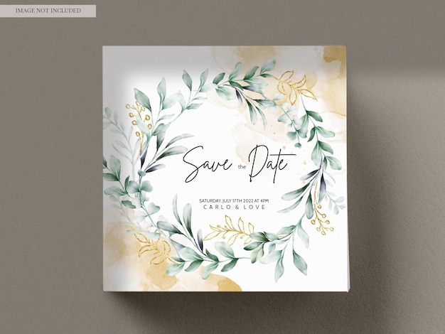 PSD cartão de convite de casamento em aquarela em folhas verdes e ornamento dourado