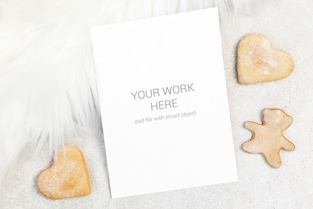 Cartão de maquete com pêlo branco e cookies