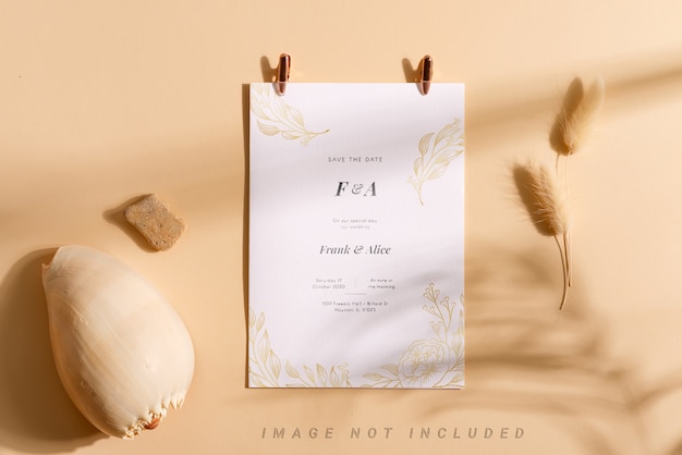 Cartão de maquete de brochura com flor seca e uma concha