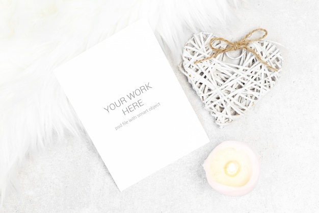 Cartão postal de maquete com vela e coração