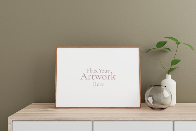 Cartaz de madeira horizontal minimalista e limpo ou maquete de moldura na mesa de madeira na sala de estar com vaso e planta