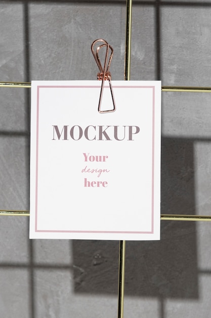 Carte accrochée au tableau de mémo grille avec clip