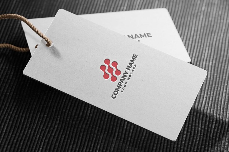 PSD carte blanche de mock-up d'étiquette accrochée