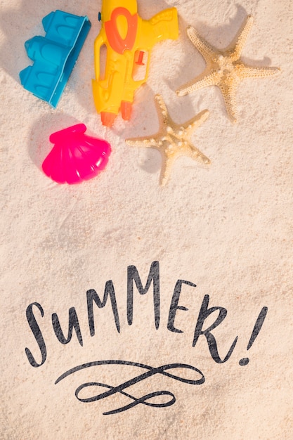 Carte d'été de lettrage avec des éléments de plage