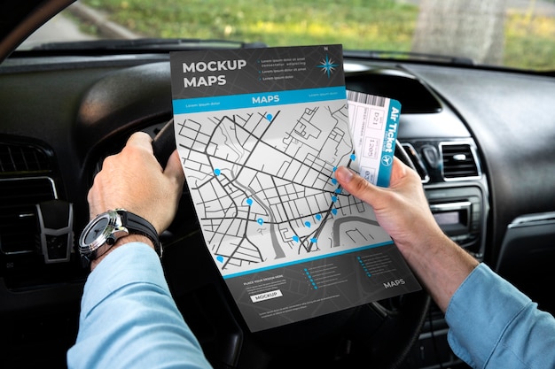 Carte guide de voyage détenue par une personne en vacances