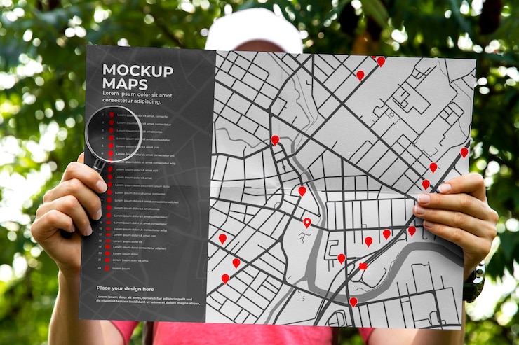 PSD carte guide de voyage détenue par une personne en vacances
