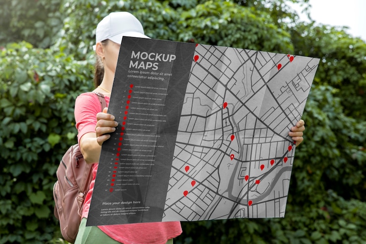 PSD carte guide de voyage détenue par une personne en vacances
