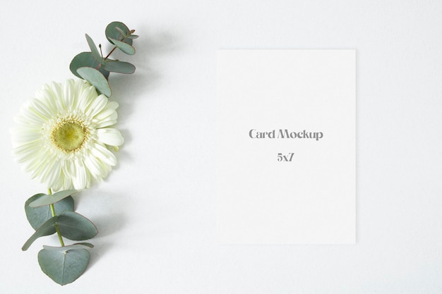 Carte de maquette de mariage avec des feuilles de gerbera et d'eucalyptus sur fond blanc