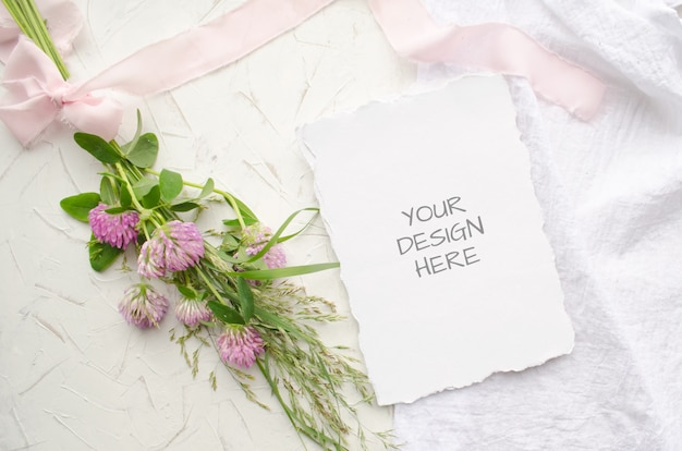 Carte De Maquette De Mariage Avec Des Fleurs Roses Et De Délicats Rubans De Soie Sur Blanc