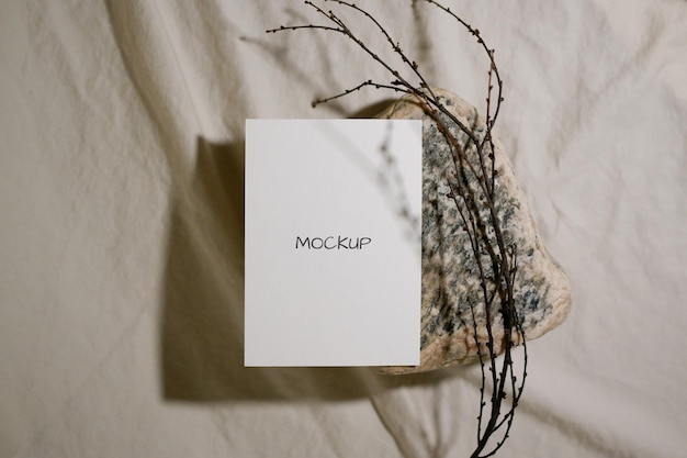 Carte de maquette neutre dans un style minimaliste