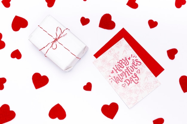 PSD carte de saint valentin heureuse à côté de cadeau emballé