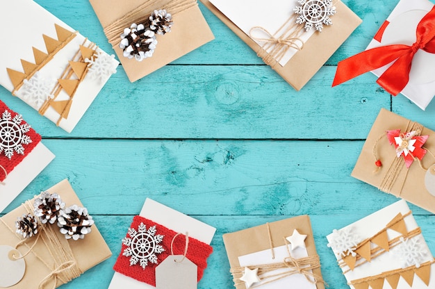 PSD carte de voeux de noël avec des boîtes-cadeaux et des cônes, flatlay avec fond