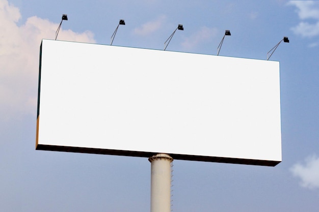 un cartel blanco con las palabras la palabra en él