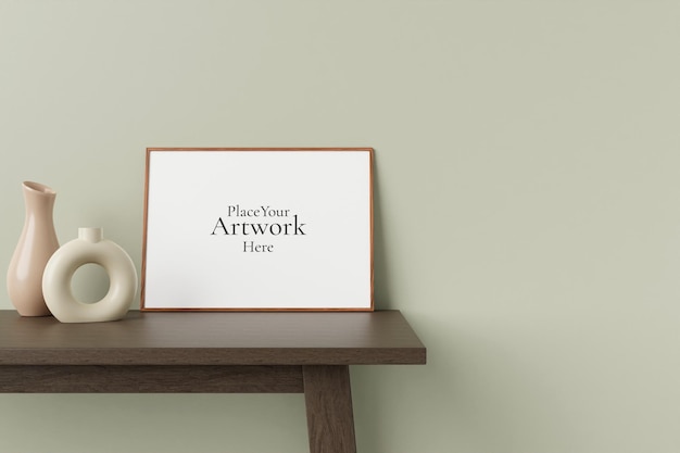 Cartel de madera horizontal minimalista y limpio o maqueta de marco de fotos en la mesa de madera apoyada contra la pared de la habitación con jarrón decorativo