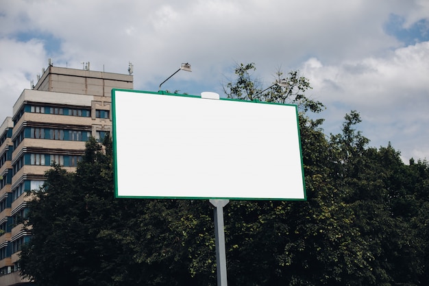 Cartelera con superficie en blanco para publicidad