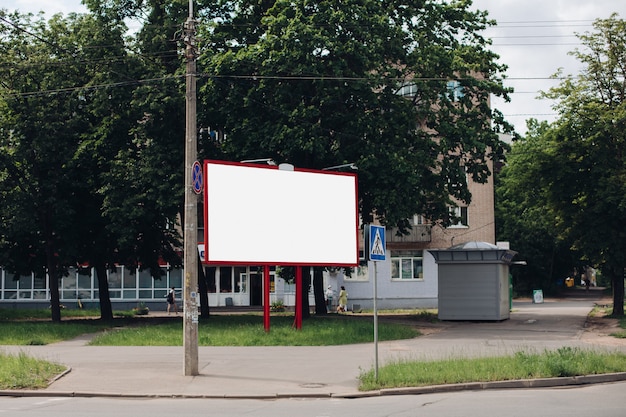 Cartelera con superficie en blanco para publicidad