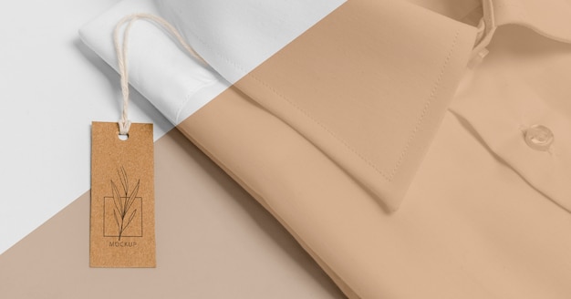 Cartellino del prezzo ecologico sul modello di camicia formale