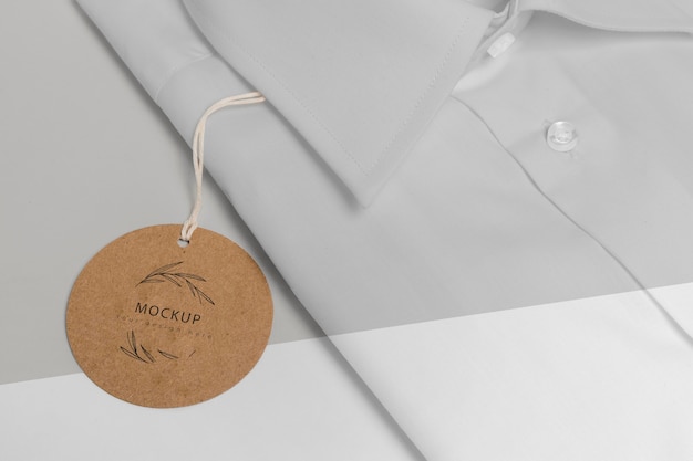 Cartellino del prezzo ecologico sul modello di camicia formale