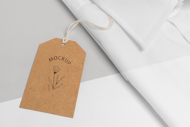 Cartellino del prezzo ecologico sul modello di camicia formale