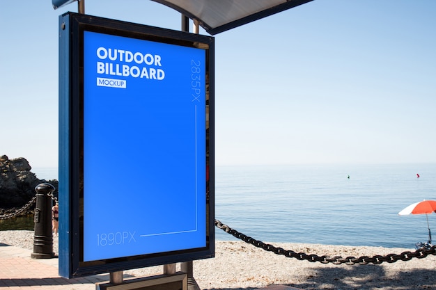 cartellone all&#39;aperto vicino alla spiaggia