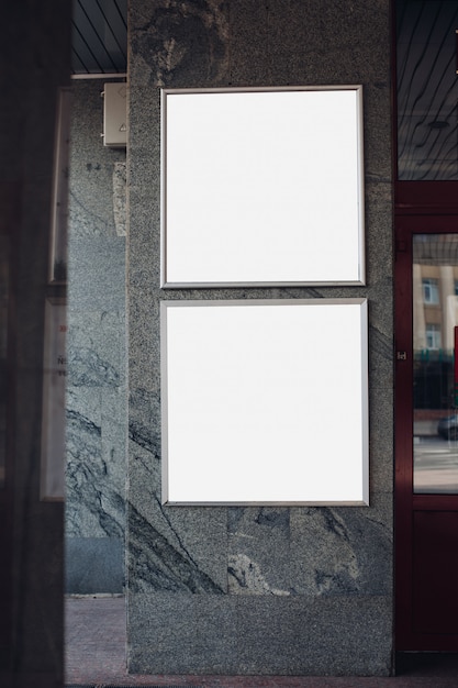 Cartelloni vuoti su un muro all'interno di un edificio