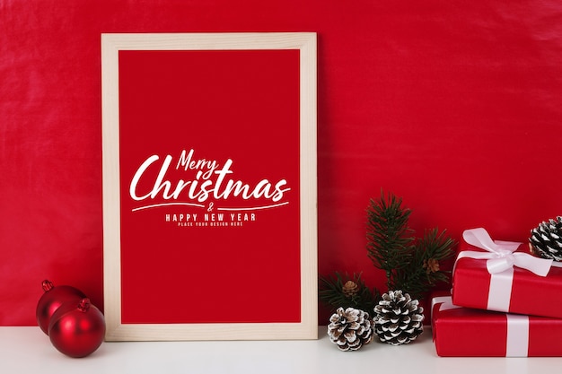 Cartolina d'auguri di buon Natale in mockup cornice con decorazioni di regali di Natale